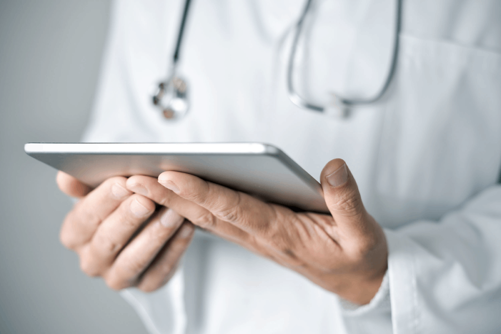 es-lg-blog-telemedicine-tablet-doctor